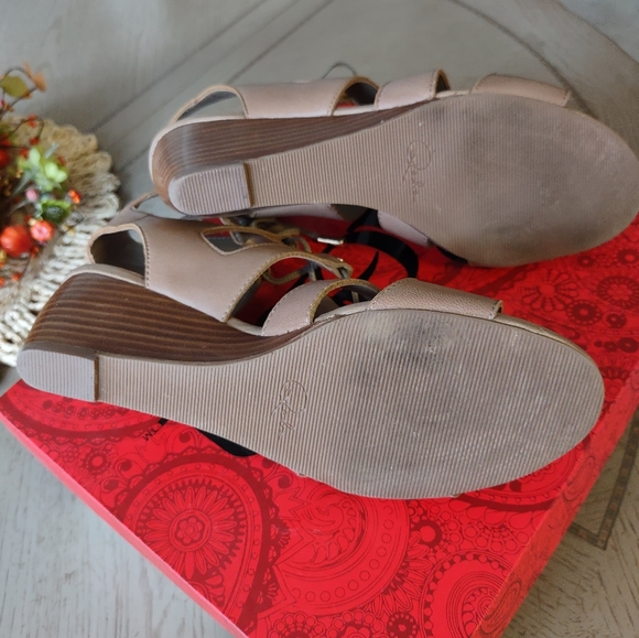 Reba Gladiator Sandals. Like New. Size 7.5 - Picture 8 of 8